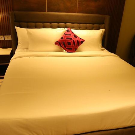 Dreamz Inn&Suites Zirakpur Exterior foto