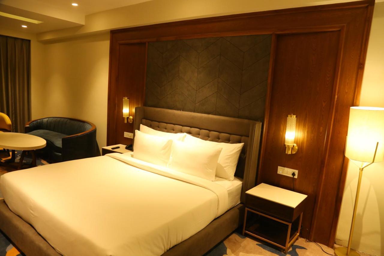 Dreamz Inn&Suites Zirakpur Exterior foto