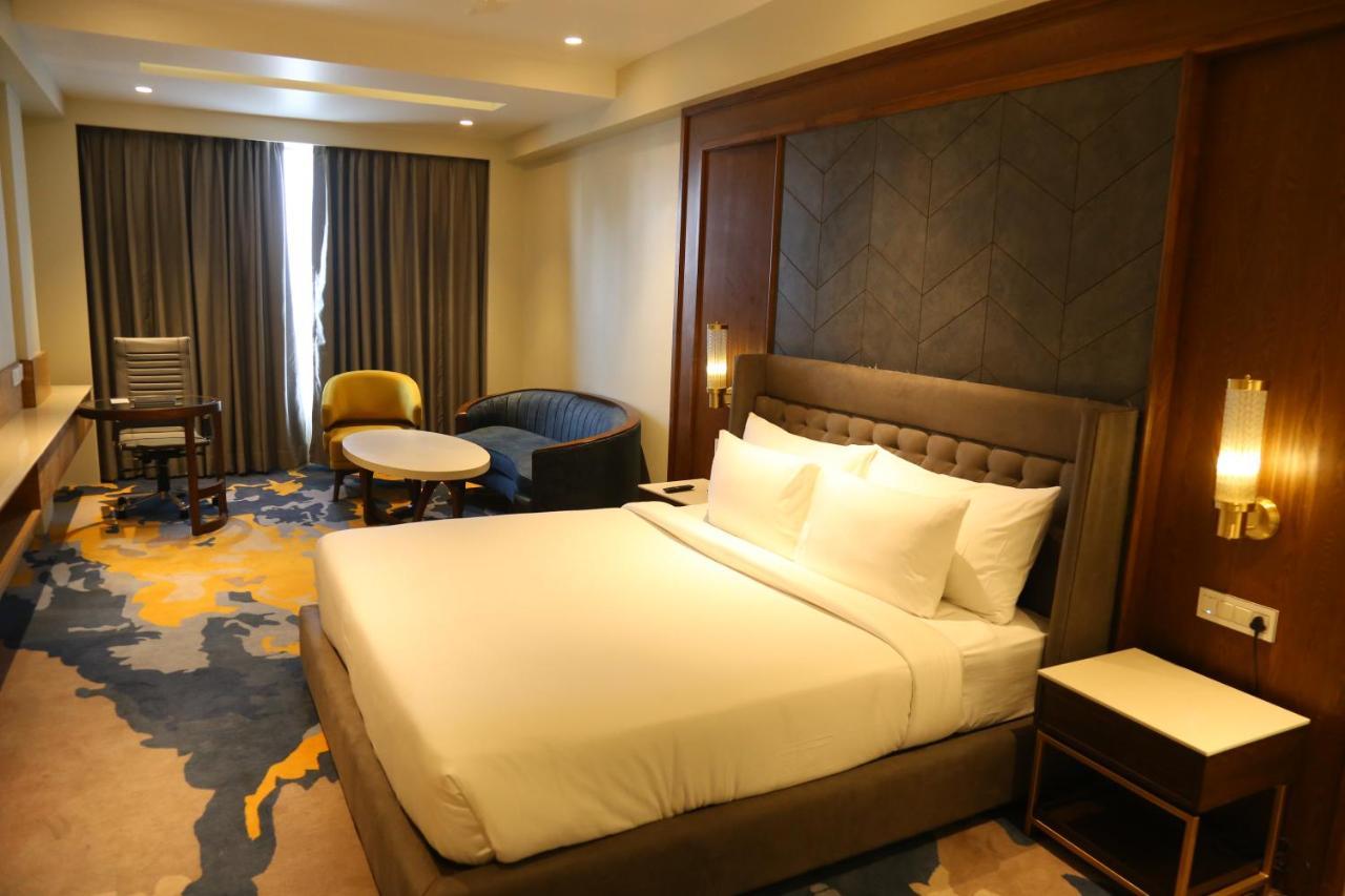 Dreamz Inn&Suites Zirakpur Exterior foto