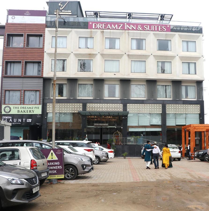 Dreamz Inn&Suites Zirakpur Exterior foto